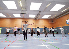 Tänzerinnen und Tänzer der Battery Dance Company aus New York studieren Tänze mit Bremer Schülerinnen und Schülern ein. Oberschule an der Lerchenstraße.