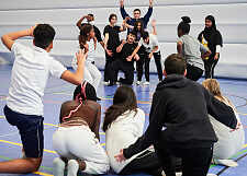 Tänzerinnen und Tänzer der Battery Dance Company aus New York studieren Tänze mit Bremer Schülerinnen und Schülern ein. Oberschule Sebaldsbrück.