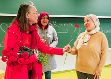 Senatorin Sascha Karolin Aulepp überreicht Rosen an die Teilnehmer:innen des Kita-Gipfels