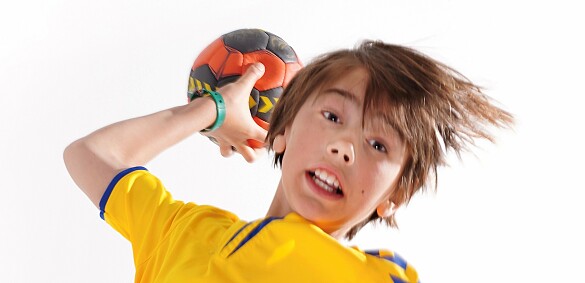 Junge mit einem Handball in der Hand