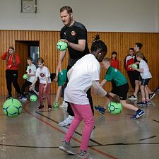 Handballprofi Johannes Bitter trainiert mit den Grundschüler:innen Rablinghausen