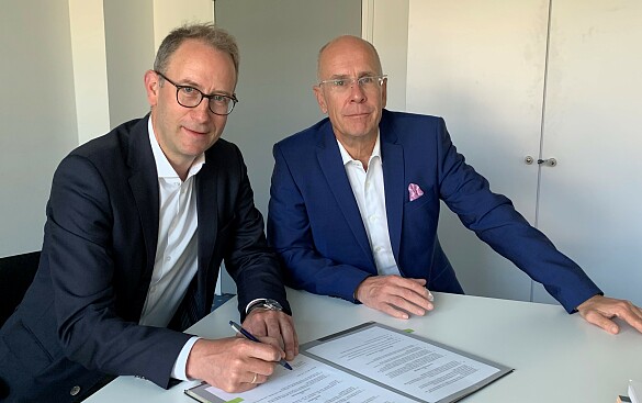 Henning Mühl und Torsten Klieme unterzeichnen den Kooperationsvertrag. 