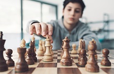 Ein Junge spielt Schach