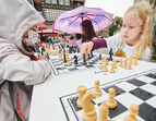 Grundschüler:innen beim  Schachspielen