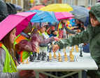 Schachspiel unterm Regenschirm