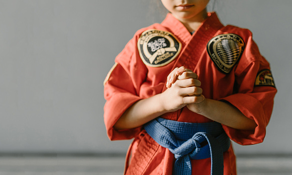 Mädchen im Karate-Mantel
