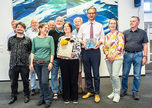 Frauke Hellwig, Leiterin des Schulmuseums Bremen steht in der Mitte. Sie wurde offiziell am Landesinstitut für Schule willkommen geheißen. Foto: Michael Schnelle, SKB Fotoarchiv Bremen
