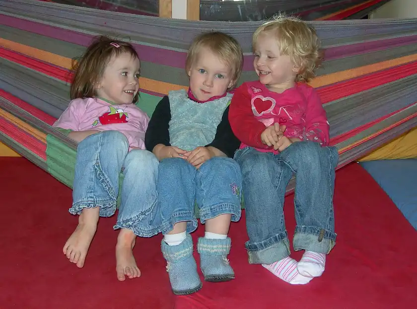 3 Kinder in einer Hängematte