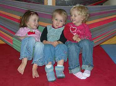 3 Kinder in einer Hängematte