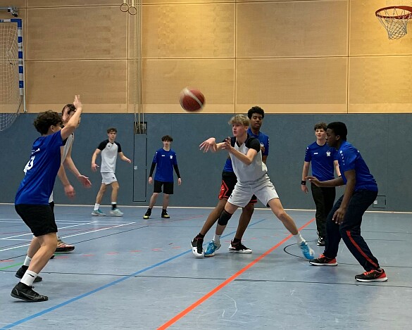 Jugendliche spielen Basketball