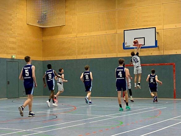 Jugendliche spielen Basketball