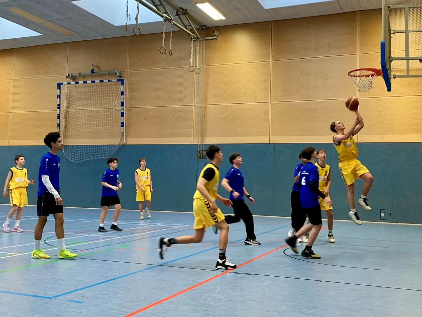 Jugendliche spielen Basketball