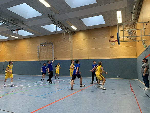 Jugendliche spielen Basketball