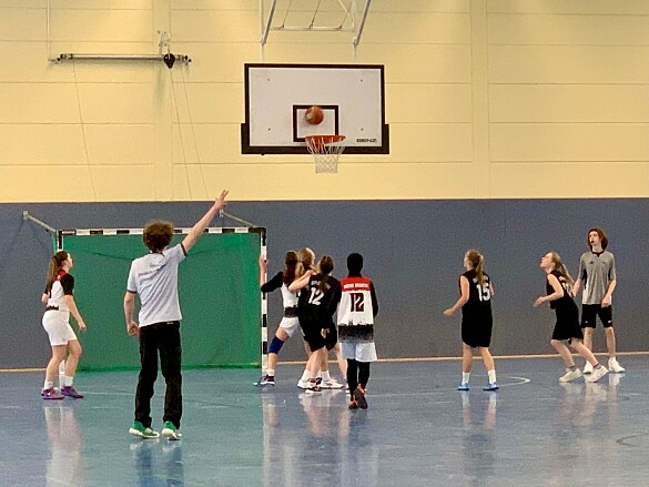 Jugendliche spielen Basketball