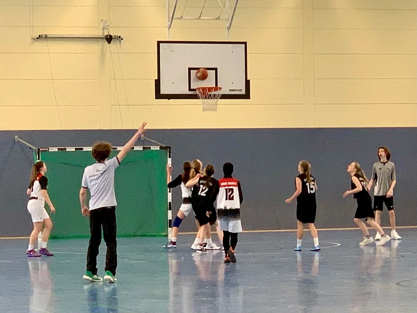 Jugendliche spielen Basketball