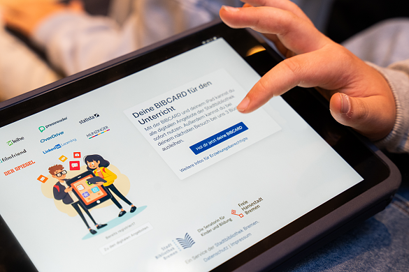 Ein iPad, ein Finger öffnet die Bibcard