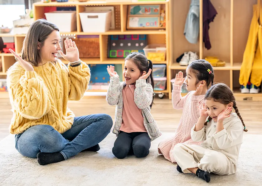 Kinder, die mit einer Erzieherin spielen