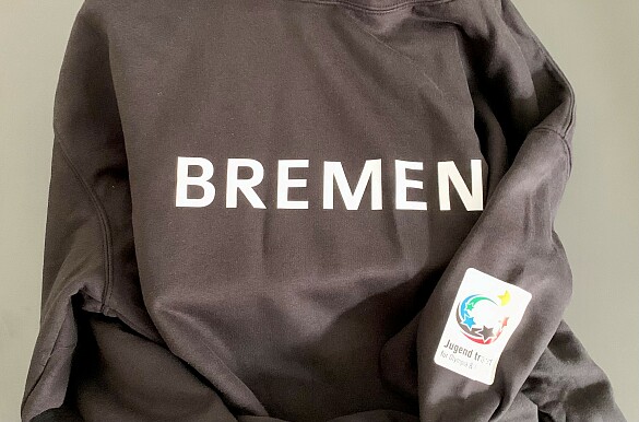 Ein brauner Hoodie mit dem Schriftzug Bremen