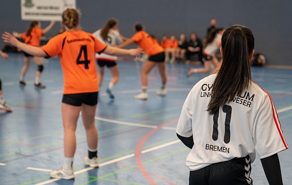 Jugendliche Mädchen in Trikots auf dem Spielfeld