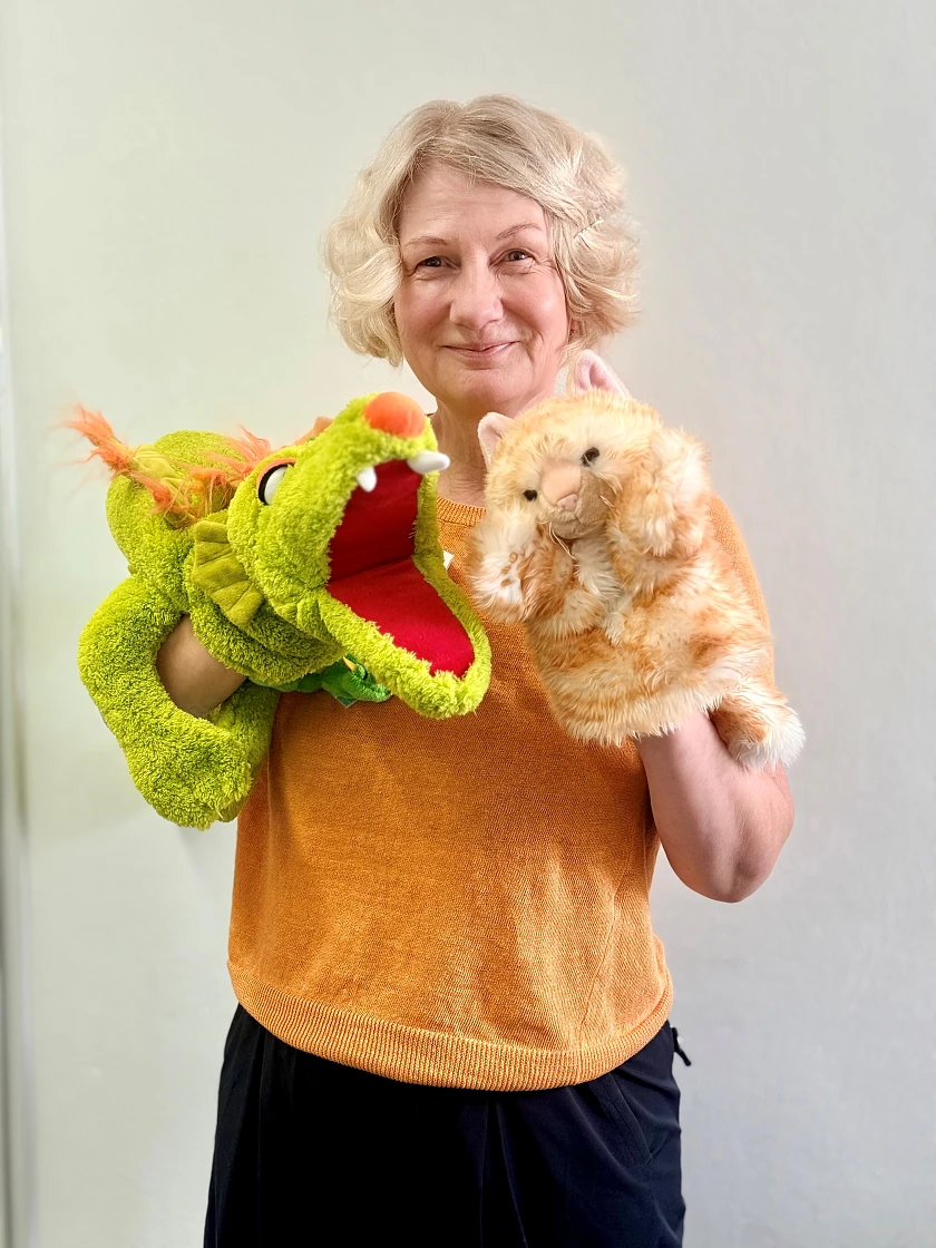 Sabine Kurz, Leiterin des Landesprogramms Startchancen, zeigt zwei Handpuppen. Das Foto hat Markus Schierloh für das Bildungsressort gemacht.