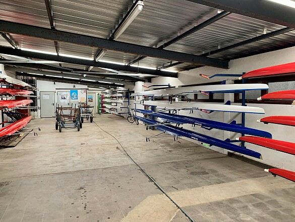 Ruderboote in der Halle