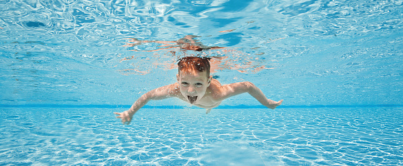 Unterwasserfotografie von einem Jungen