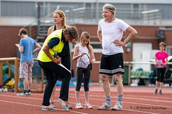 Hier sind junge Leute bei einer Disziplin im Zusammenhang mit dem Sportabzeichen zu sehen. 