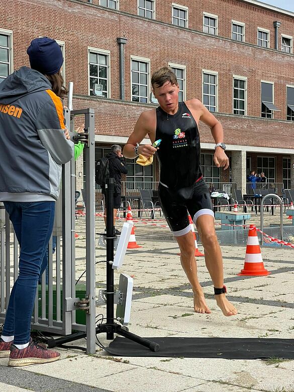 Ein jiunger Mann bei einem Triathlonwettbewerb