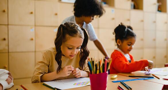 Drei Kinder, die etwas zeichnen 