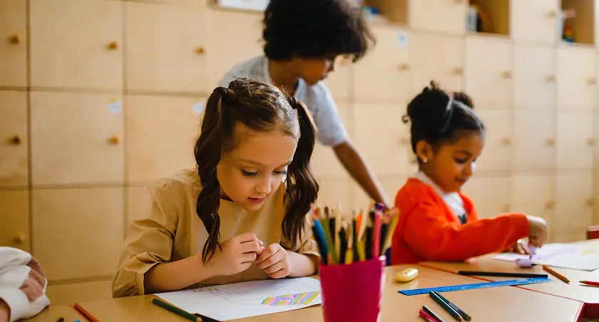 Drei Kinder, die etwas zeichnen 