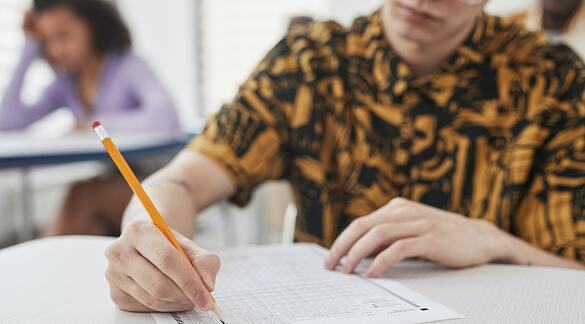 Erwachsener Mann, der einen Zettel beschreibt 