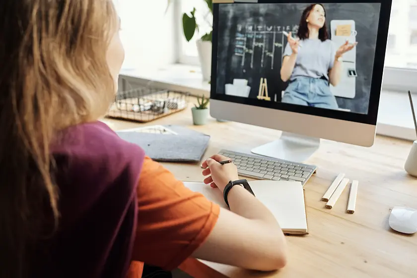 Jugendliche vor dem Computer