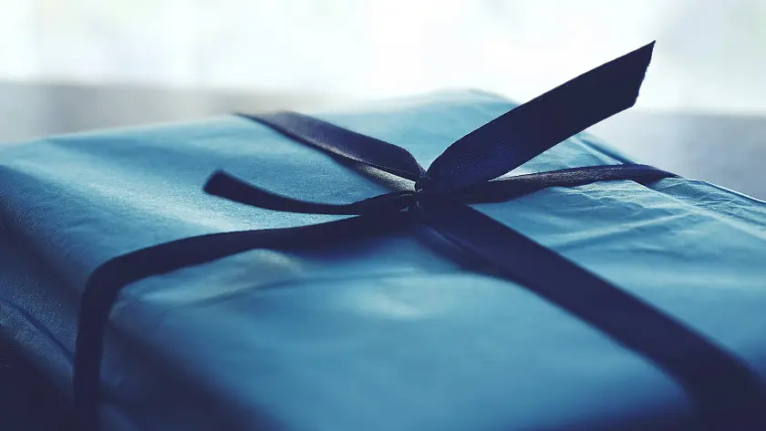 Ein Geschenk, eingepackt in blauem Geschenkpapier