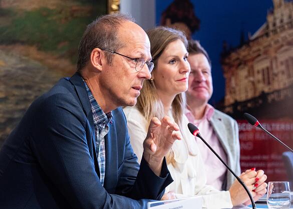 Senator Rackles, Staatsrätin Müller-Wilckens und Referatsleitung Jablonski im Rathaus auf der Pressekonferenz