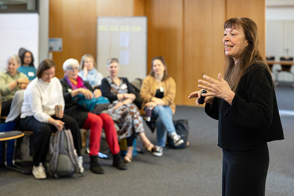 Prof. Ulrike Becker vor einer Gruppe Teilnehmer:innen, die am Fachtag teilnahmen