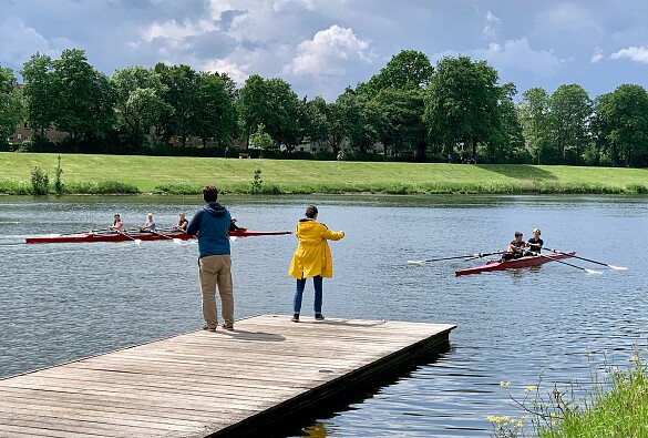 Anja Noske ruft dem Ruder-Nachwuchs Anweisungen zu