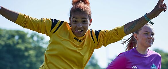 Jubelnde Fu&szlig;ballspielerin 