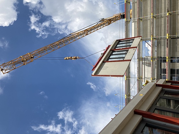 Hier ist eine Baustelle zu sehen. 