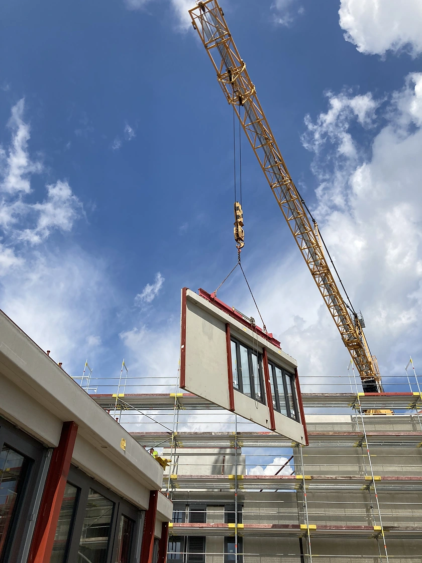 Hier ist eine Baustelle zu sehen. 