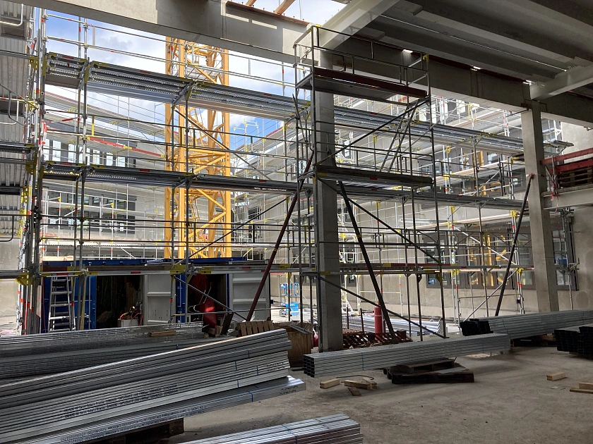 Hier ist eine Baustelle zu sehen. 