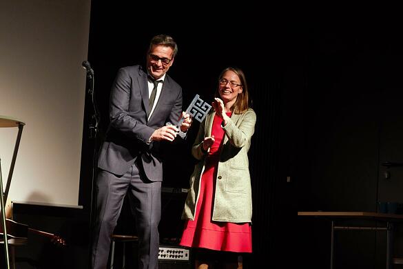 Die Senatorin auf der B&uuml;hne bei der Einweihungsfeier. 