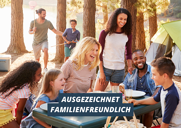Familien, die gemeinsam einen Campingurlaub machen