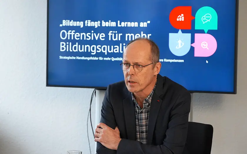 Foto vom Senator während der Pressekonferenz