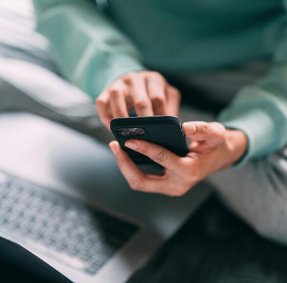 Eine Person hält ihr Smartphone in der Hand