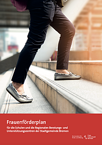 Zwei Beine gehen eine Treppe hoch