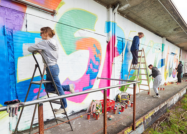 Ein Grafitti wird an die Wand gesprayt