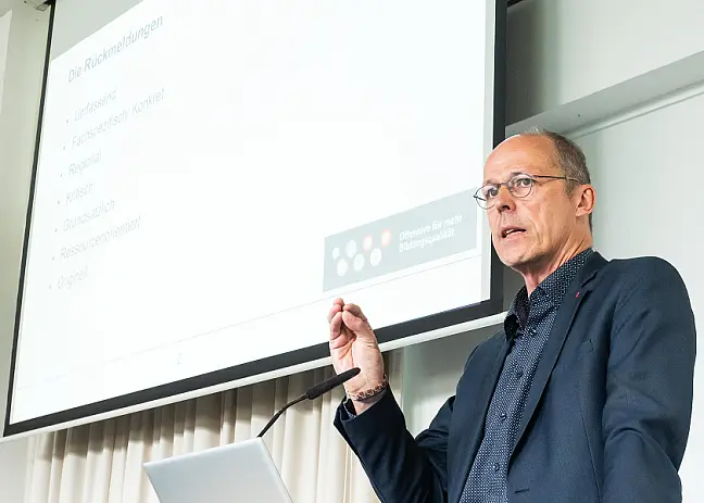 Senator Rackles, der am Rednerpult steht