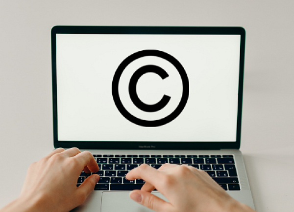 Hier ist ein Computerbildschirm zu sehen, auf dem ein Copyright-Zeichen eingeblendet ist. 