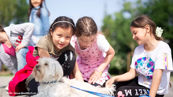 Kinder mit einem Hund. Foto: Neue Grundschule Bremerhaven