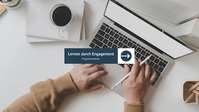 Hände, die an einem Laptop tippen